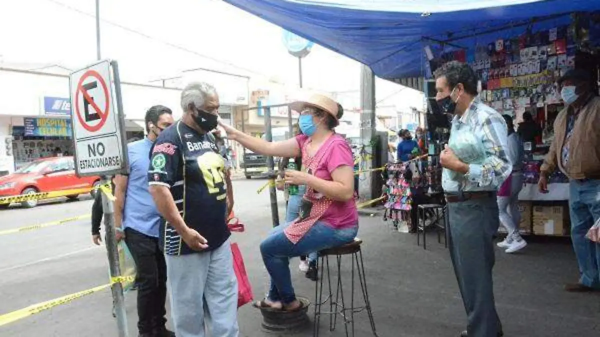 Revisan temperatura y dotan de gel a los compradores.  Luis Luévanos.